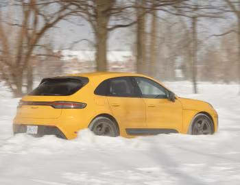 2023–pr. Porsche Macan T [North America] (95B) '2022–pr.