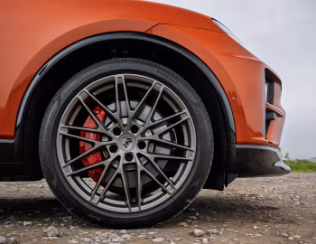 Porsche Macan Turbo [UK-spec] '2024–pr.
