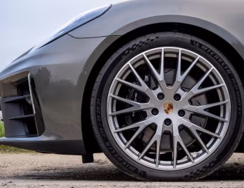 Porsche Panamera 4 E-Hybrid [UK-spec] '2024–pr.