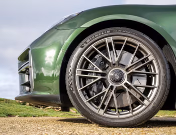 Porsche Panamera Turbo E-Hybrid [UK-spec] '2024–pr.