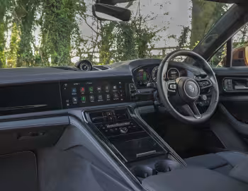 Interior Porsche Panamera Turbo S E-Hybrid [UK-spec] '2024–pr.