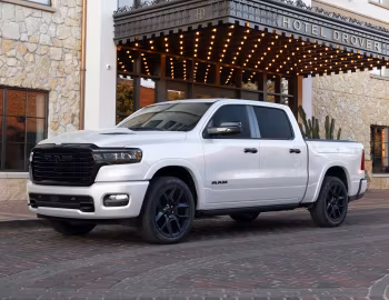 Ram 1500 Laramie Crew Cab Night Edition [Latam] (DT) '2024–pr.