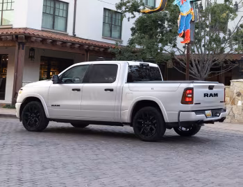 Ram 1500 Laramie Crew Cab Night Edition [Latam] (DT) '2024–pr.