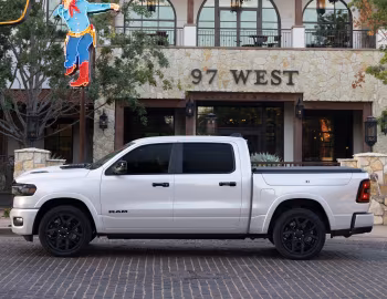 Ram 1500 Laramie Crew Cab Night Edition [Latam] (DT) '2024–pr.