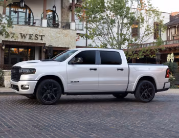 Ram 1500 Laramie Crew Cab Night Edition [Latam] (DT) '2024–pr.
