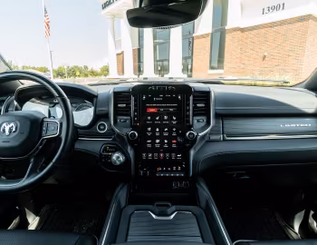 Інтер'єр 2020 Ram 1500 Limited Crew Cab EcoDiesel Black Appearance Package (DT) '2019–20