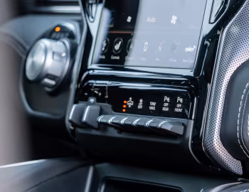 Інтер'єр 2020 Ram 1500 Limited Crew Cab EcoDiesel Black Appearance Package (DT) '2019–20