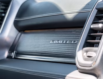 Інтер'єр 2020 Ram 1500 Limited Crew Cab EcoDiesel Black Appearance Package (DT) '2019–20