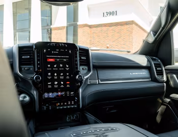 Інтер'єр 2020 Ram 1500 Limited Crew Cab EcoDiesel Black Appearance Package (DT) '2019–20