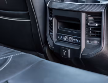 Інтер'єр 2020 Ram 1500 Limited Crew Cab EcoDiesel Black Appearance Package (DT) '2019–20