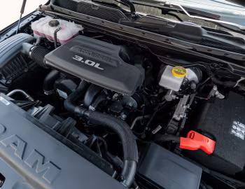 Під капотом 2020 Ram 1500 Limited Crew Cab EcoDiesel Black Appearance Package (DT) '2019–20