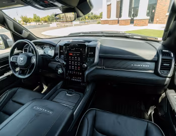 Інтер'єр 2020 Ram 1500 Limited Crew Cab EcoDiesel Black Appearance Package (DT) '2019–20
