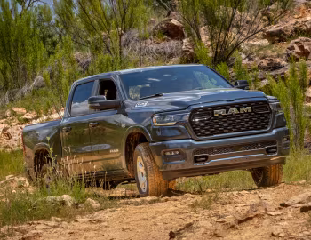 2026 Ram 1500 Lone Star V8 Off-Road Group Crew Cab (DT) '2025–pr.