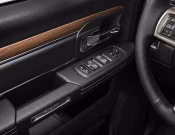 Interior Ram Classic Laramie Crew Cab [Brazil] (DS) '2022–24