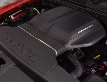 Sob o capô Ram 1500 Big Horn Sport Crew Cab Moparized (DT) '02.2018