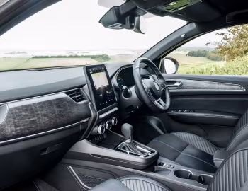Интерьер Renault Arkana E-Tech full hybrid esprit Alpine [UK-spec] '2023–н.в.