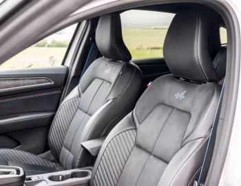 Интерьер Renault Arkana E-Tech full hybrid esprit Alpine [UK-spec] '2023–н.в.
