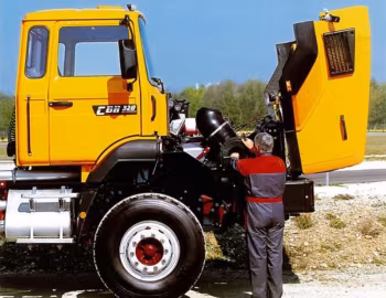 Under the hood Renault CBH 320 tracteur '10.1992–12.1998