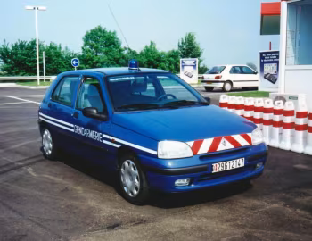 Renault Clio RT 5-door Gendarmerie [France] '1996–98