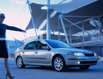Renault Laguna Hatchback [Worldwide] '2000–05