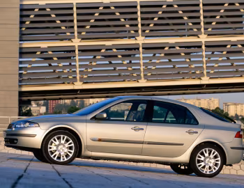 Renault Laguna Hatchback [Worldwide] '2000–05