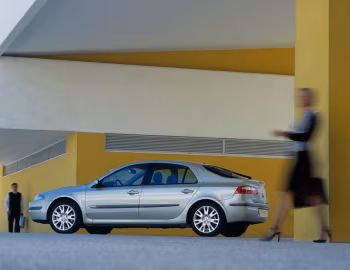 Renault Laguna Hatchback [Worldwide] '2000–05