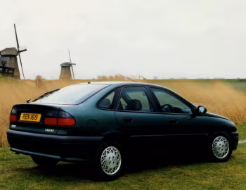 Renault Laguna RXE 2.2 Diesel Multivalve [UK-spec] '04.1995–10.1996