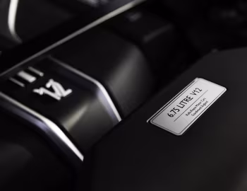 Sous la capuche Rolls-Royce Black Badge Cullinan "Captain" [Worldwide] '2024–pr.