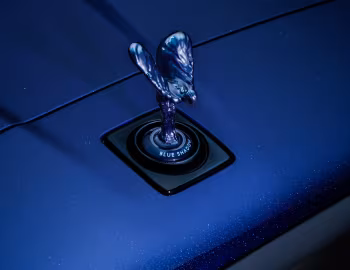 Mascota Rolls-Royce Cullinan Black Badge "Blue Shadow" [UK-spec] '2023