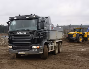 Scania G480 6×4 rigid with tipper body, Komatsu WA500