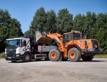 Doosan DL300-5, Scania P 280 XT PHEV 4×2 Tipper with Crane