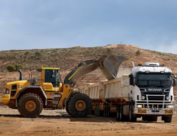 Scania R620 6×4 tractor, Volvo L250G
