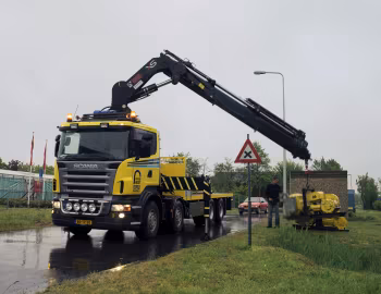 Scania R620 8×4 rigid CR16 platform truck with crane '2006–09