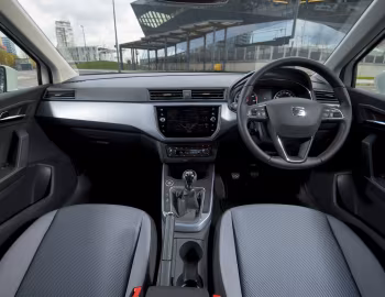 Торпедо SEAT Arona [UK-spec] '2017–21