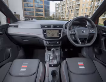 Торпедо SEAT Arona FR [UK-spec] '2017–21