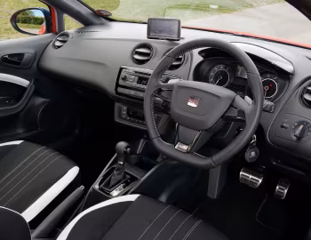 Интерьер SEAT Ibiza Cupra [UK-spec] '2012–15