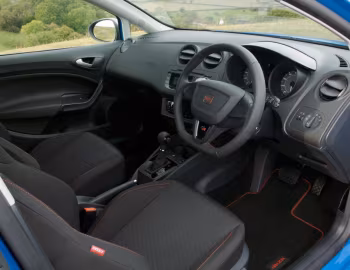 Интерьер SEAT Ibiza SC FR [UK-spec] '2009–12