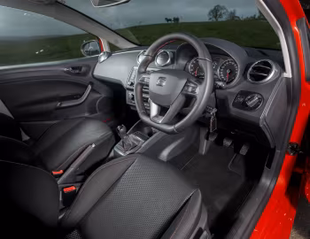 Интерьер SEAT Ibiza ST FR [UK-spec] '2015–17