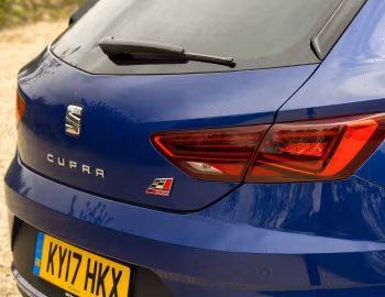SEAT León SC Cupra 300 [UK-spec] (5F) '2017–20