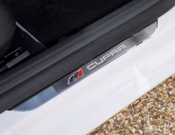 SEAT León ST Cupra 300 [UK-spec] (5F) '2017–20