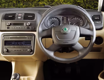 Painel frontal Škoda Fabia [UK-spec] (5J) '2010–13