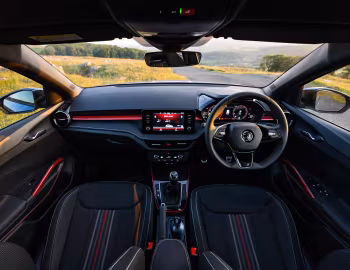 Painel frontal Škoda Fabia Monte Carlo [UK-spec] '2022–pr.