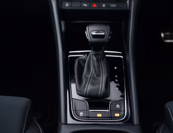 Interior Škoda Karoq Sportline [UK-spec] '2022–pr.
