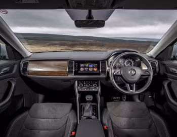Painel frontal Škoda Kodiaq Scout [UK-spec] '2017–21