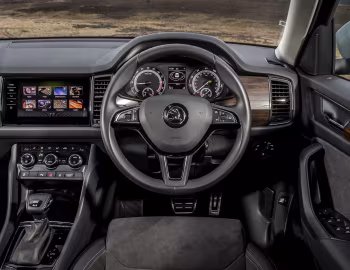 Painel frontal Škoda Kodiaq Scout [UK-spec] '2017–21
