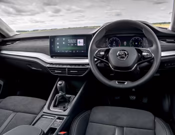 Painel frontal Škoda Octavia [UK-spec] '2020–pr.