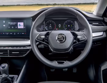 Painel frontal Škoda Octavia [UK-spec] '2020–pr.