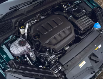 Sob o capô Škoda Octavia Estate vRS [UK-spec] '2024–pr.