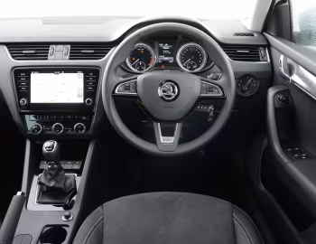 Painel frontal Škoda Octavia Scout [UK-spec] (5E) '2017–20