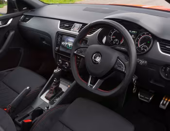 Painel frontal Škoda Octavia vRS [UK-spec] (5E) '2017–20
